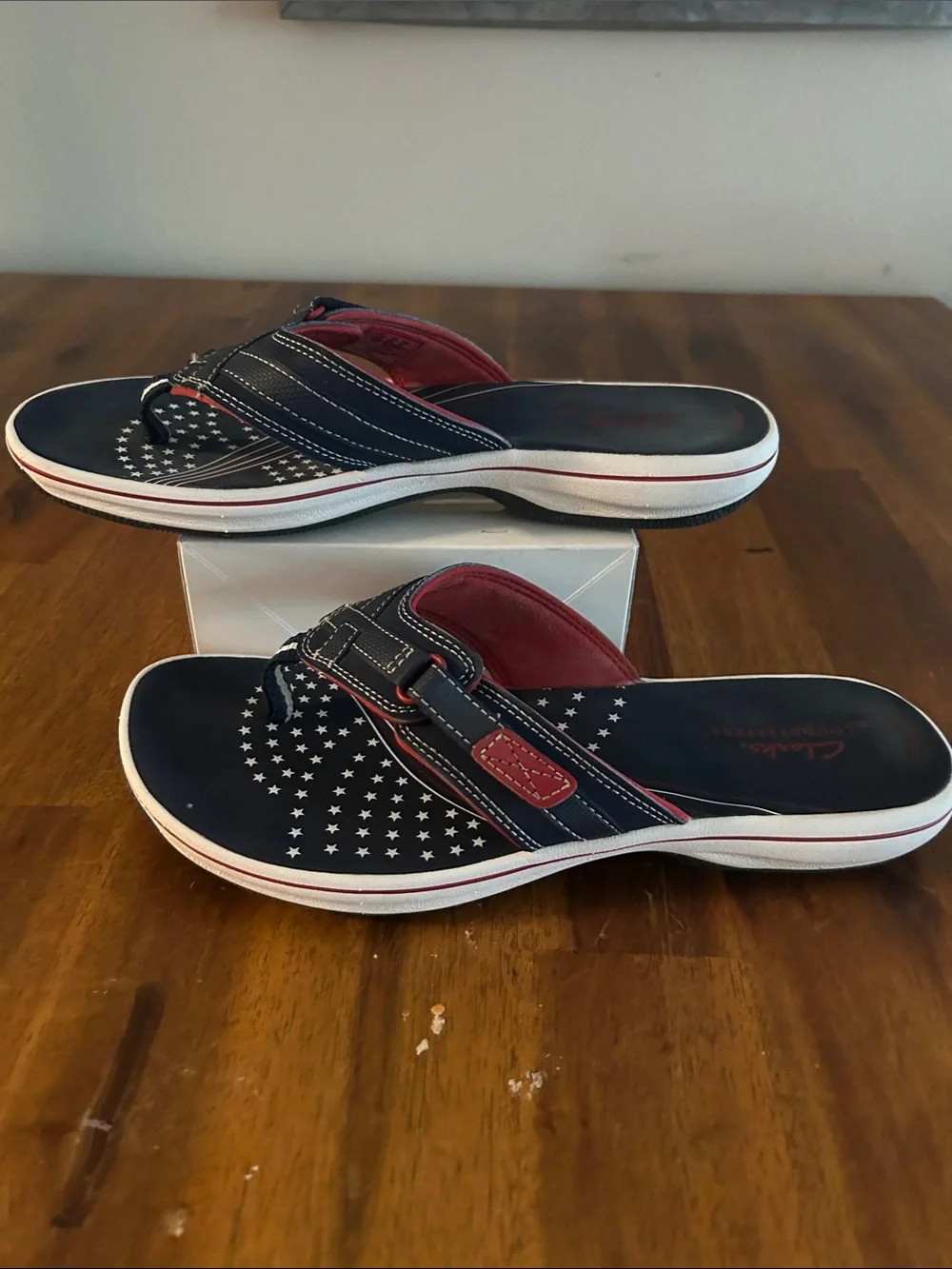 Clarks Cloudsteppers  Women 8 Navy and Red Star-Pattern Thong Sandals